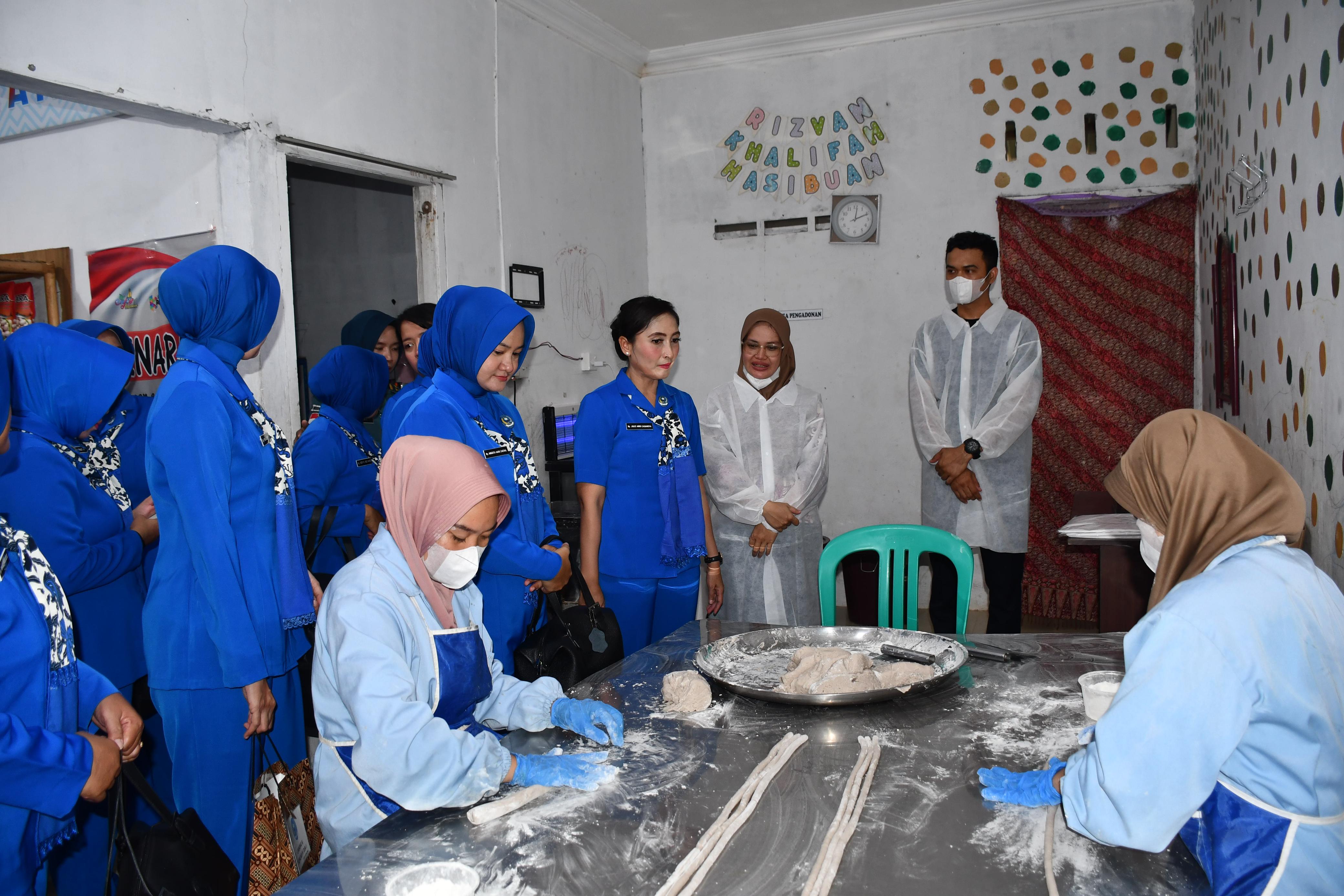 Official visit observing the hygienic production process at Kenara