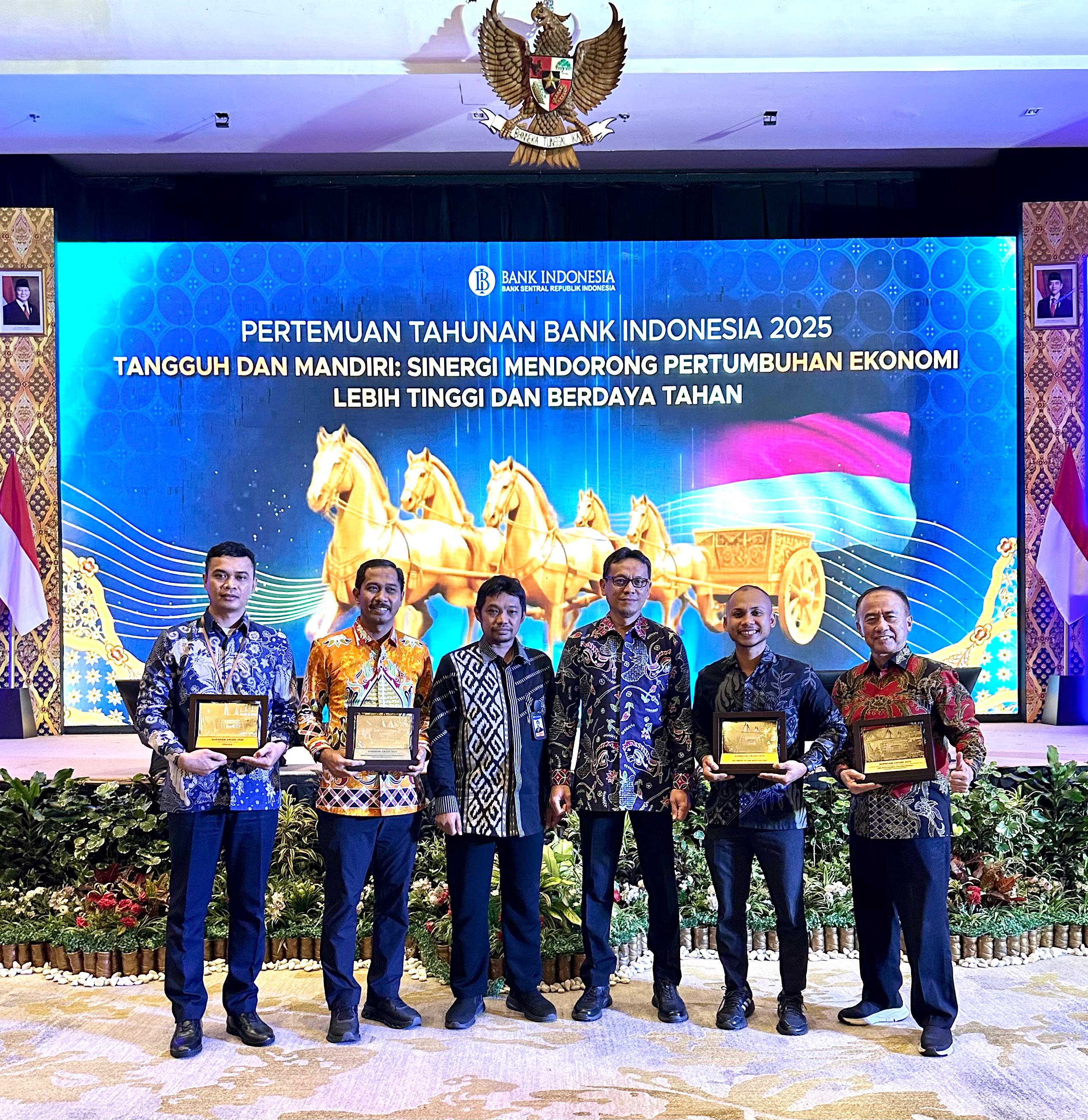 Kenara representative receiving recognition at Bank Indonesia Annual Meeting 2025